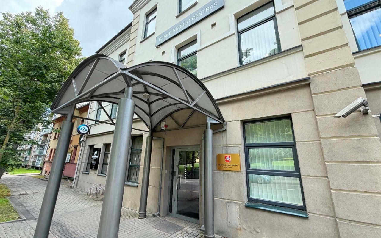 Parko verslo centro įėjimas su stogeliu, Dvaro g. 96